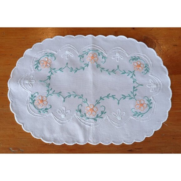 3 Vintage Doily Doilies Hand Embroidered Floral Table Topper Cotton - Picture 4 of 4